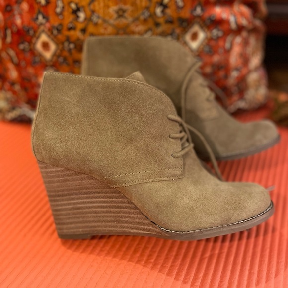 Lucky Brand Suede bootie lace-up wedge in camel size 7.5 BRAND NEW - Picture 4 of 11